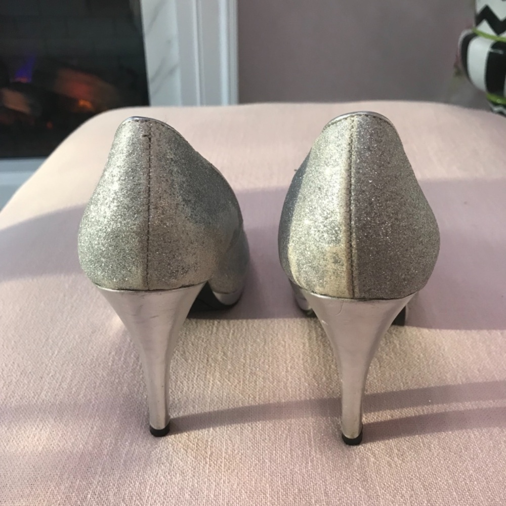 Silver Heel - Picture 2 of 7